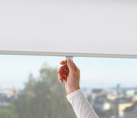 Le tissu manuel Gris Day And Night Roller aveugle pour la protection de la vie privée d'intérieur
