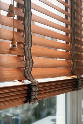 La fenêtre en bois solide de bureau drape, les abat-jour vénitiens en bambou de preuve de la poussière