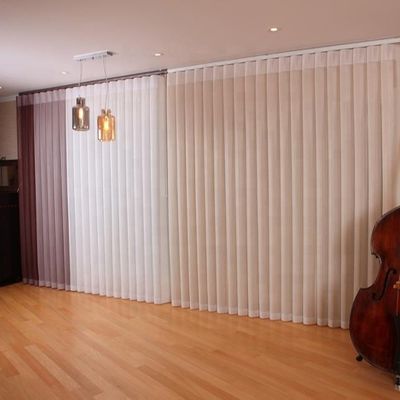 Aveugles verticaux modernes électriques de tissu, aveugles de fenêtre roses pour la maison de luxe