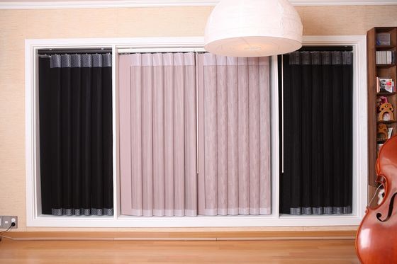Aveugles verticaux modernes électriques de tissu, aveugles de fenêtre roses pour la maison de luxe