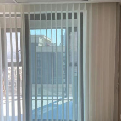 Les rideaux verticaux flexibles réglables en abat-jour allument la transmission pour des hôtels