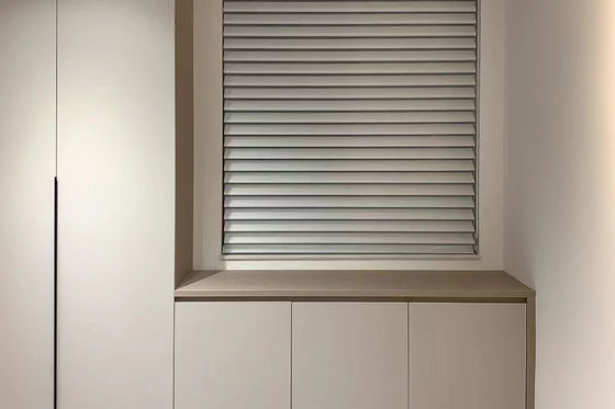 La fenêtre protégeant du vent de bureau de Wifi drape le style contemporain pour le bureau de café