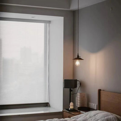 Abat-jour verticaux de nid d'abeilles de chambre à coucher, motorisés à travers jour et nuit les nuances cellulaires
