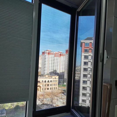 Abat-jour verticaux de nid d'abeilles de chambre à coucher, motorisés à travers jour et nuit les nuances cellulaires
