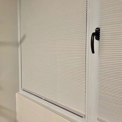 Abat-jour verticaux de nid d'abeilles de chambre à coucher, motorisés à travers jour et nuit les nuances cellulaires