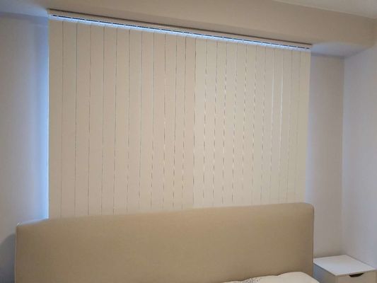 Le PVC écument rideau vertical rêveur résistant en huile UV imperméable semi aveugle de rouille