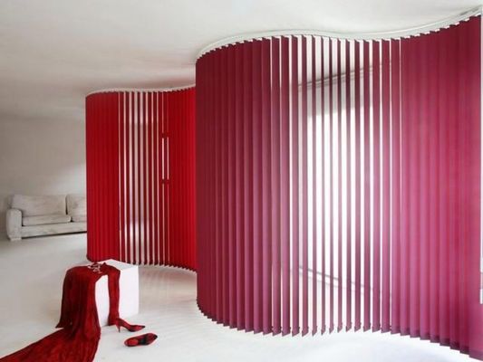 Panne d'électricité électrique de rideau vertical rouge appropriée au salon, chambre à coucher, bureau, séparation de balcon